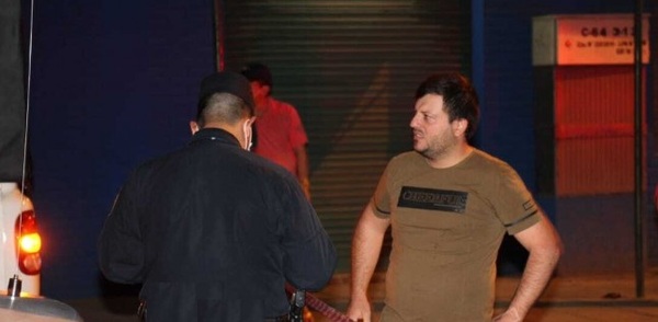 'Pido a la gente que sigamos orando para que mi hijo pueda abrir sus ojitos': La súplica del padre del chico baleado por policías