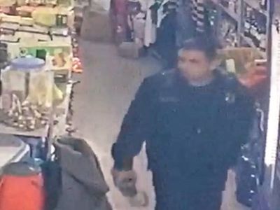 Acusan a policía de querer llevarse un vino en cartón dentro de la campera