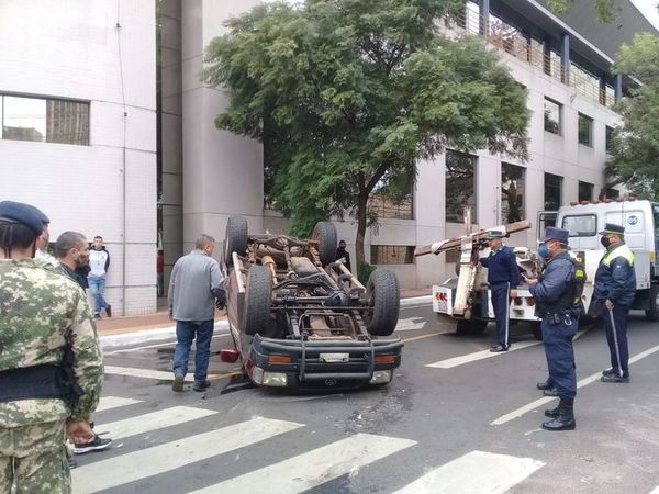 Choque con vuelco al costado del Congreso Nacional - Nacionales - ABC Color