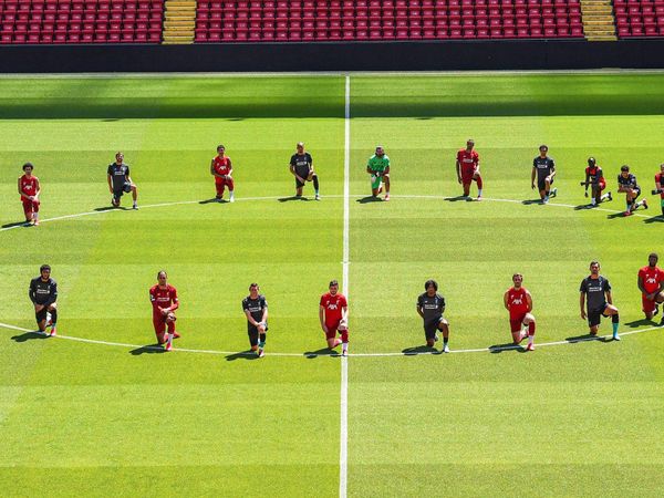 Jugadores del Liverpool se arrodillan en Anfield: "La unión hace la fuerza"