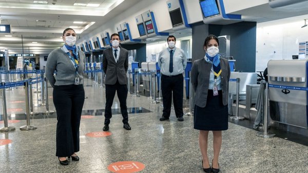 Aerolíneas Argentinas suspende a unos 7.500 trabajadores