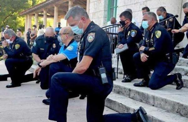 Policías de Miami se arrodillaron junto a manifestantes por la muerte de George Floyd - SNT