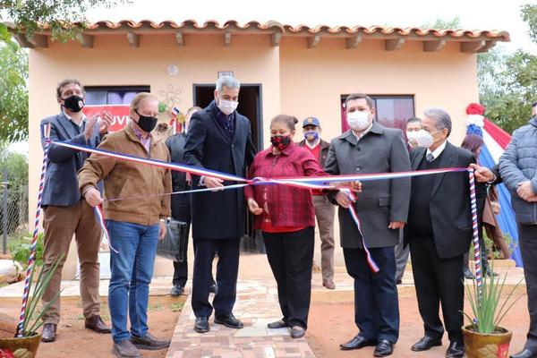 Gobierno entregó 68 viviendas a familias de Luque • Luque Noticias