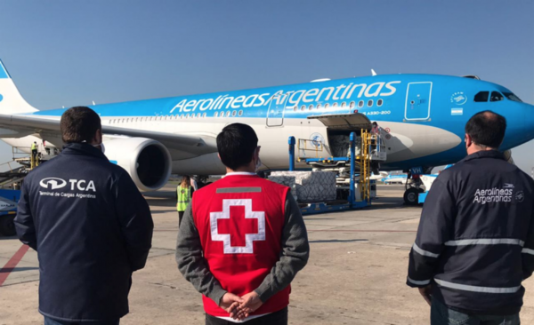 HOY / Aerolíneas Argentinas suspende a ocho mil funcionarios y recurre a recorte salarial del 25%