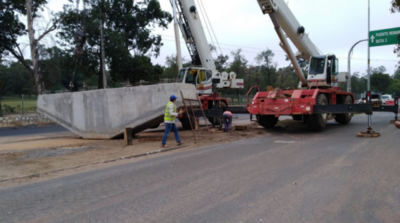 HOY / Colocan el último dintel del primer puente del Corredor Vial Botánico