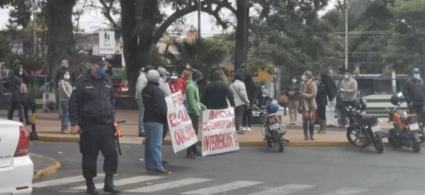 HOY / Se manifiestan contra intendente y éste los acusa de violar ley de emergencia