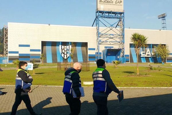Entrenamiento y advertencia: el Huachipato de Florentín recibió la visita del Seremi de Salud - Fútbol - ABC Color