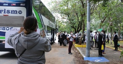 Advierten sobre estafadores que “organizan” viajes de retorno al país