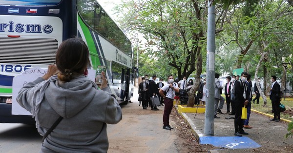 Advierten sobre estafadores que “organizan” viajes de retorno al país