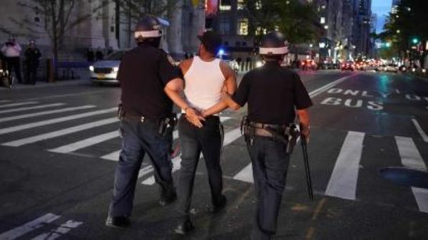 Máxima tensión: saqueos y corridas sobre la Quinta Avenida en Nueva York