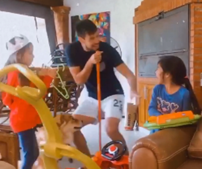 (VIDEO) El “Chelo” canta y bailonguea mientras espera por el fútbol | Crónica