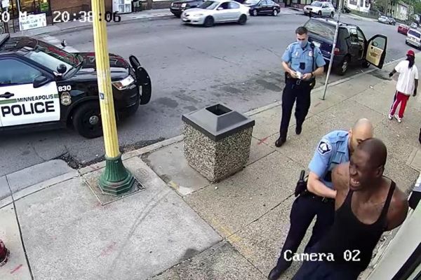 VIDEO: Un nuevo video muestra cómo fue detenido George Floyd y contradice a los policías
