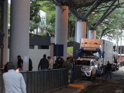 Aumentan  controles a camioneros que ingresan por el puente en CDE