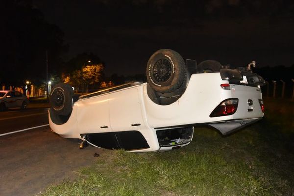 Conductor volcó tras quedarse dormido al volante - Nacionales - ABC Color