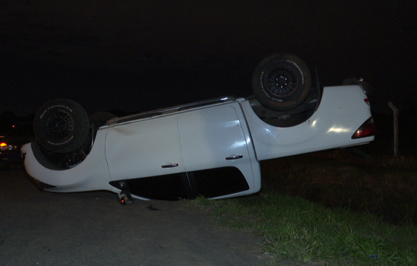 Aparatoso vuelco de camioneta en Luque