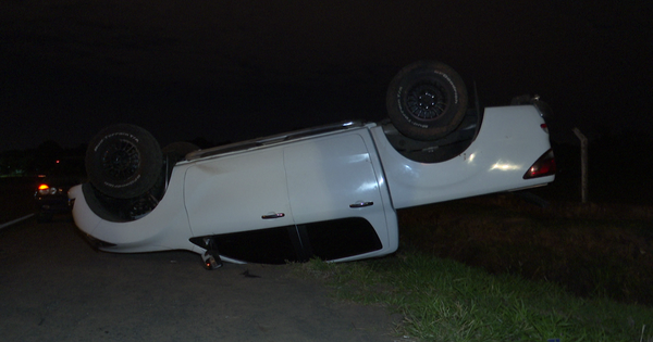 Aparatoso vuelco de camioneta en Luque