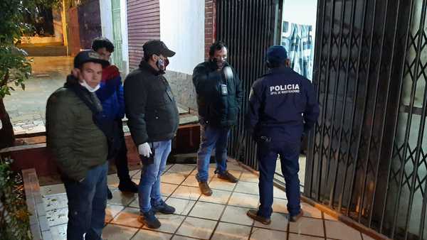 Allanaron dos viviendas en busca de asaltantes de farmacia