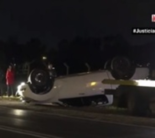 Se durmió al volante y volcó: Lo salvó el cinturón de seguridad - Paraguay.com