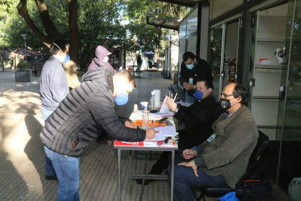 Desde hoy, procesados firman libro de actas en la plaza frente al Palacio de Justicia - Nacionales - ABC Color