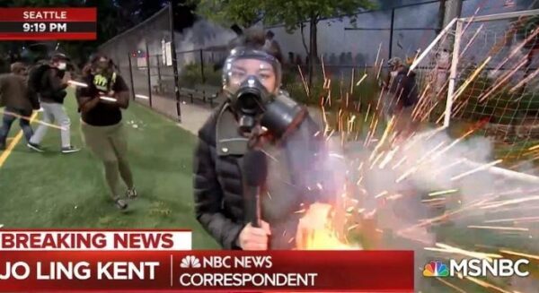 Reportera es alcanzada por granada durante protestas en EE.UU.