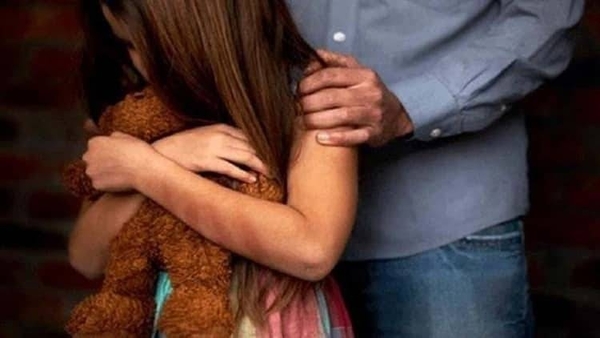 HOY / Padre que abusó durante años de su hija recibe condena de 4 años y medio de cárcel