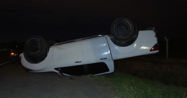 Camioneta casi cae a zanja tras volcar en Luque