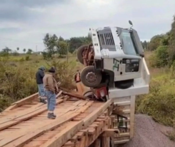 Camión de carga casi cayó al río Tebicuary tras ceder el puente