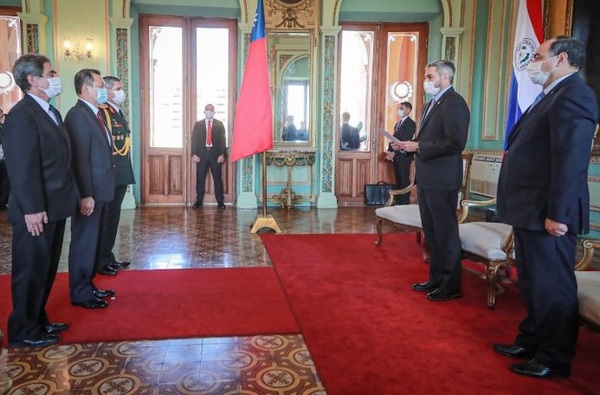 Presidente recibe cartas credenciales de varios embajadores