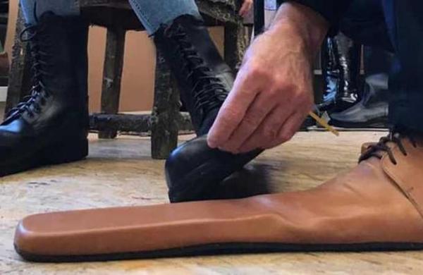 Los curiosos zapatos para respetar el distanciamiento social - SNT