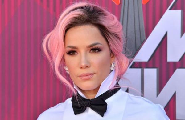 Captan a Halsey curando a los heridos en las protestas de Los Ángeles - SNT
