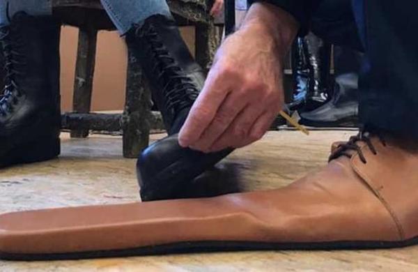 Los curiosos zapatos para respetar el distanciamiento social - C9N