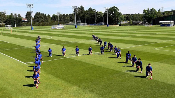 Clubes de fútbol y jugadores se unen a la lucha contra el racismo