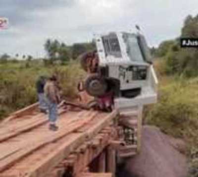 Camión vuelca en un puente de Tavaí  - Paraguay.com