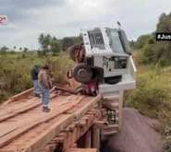 Camión vuelca en un puente de Tavaí  - Paraguay.com