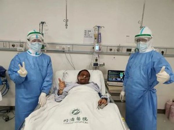 Falleció el doctor al que se le oscureció la piel por el Covid-19 en China