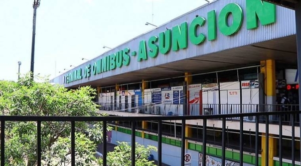 HOY / Buses del interior no ingresan a la terminal, exigen descuento en tasas de embarque