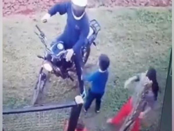 Niño se enfrentó a motochorro para defender a su mamá