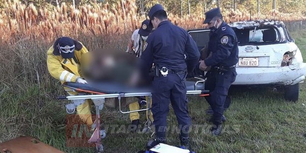 VUELCO DE AUTOMÓVIL SOBRE RUTA 8 EN JOSÉ LEANDRO OVIEDO