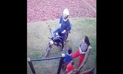 Motochorro atacó a una mujer y sus hijos – Prensa 5