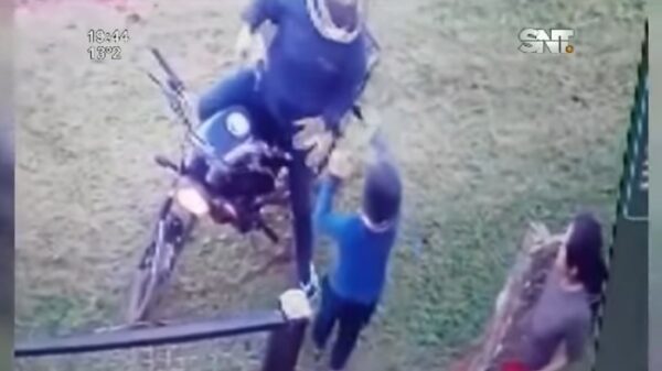 Niño defiende a su madre de motochorros