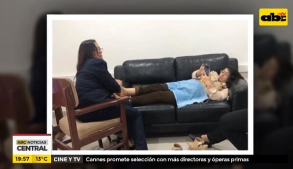 Directora del SNPP reconoce que recibió masajes en su oficina