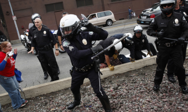 Donald Trump pide a la policía que “se endurezca”