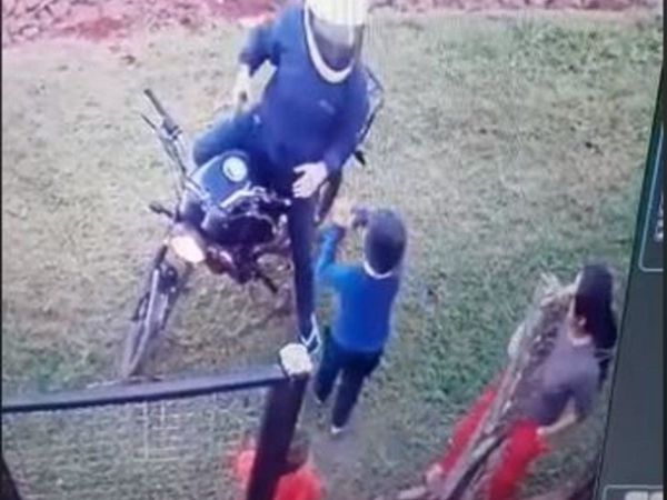 Niño se enfrentó a motochorro para defender a su mamá