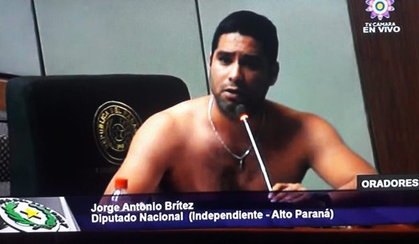 Jorge Brítez se saca la remera para exigir trabajo para los del Alto Paraná