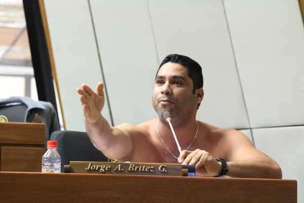 Se rasgó las vestiduras: diputado Jorge Brítez se arrancó la camisa en plena sesión - El Trueno