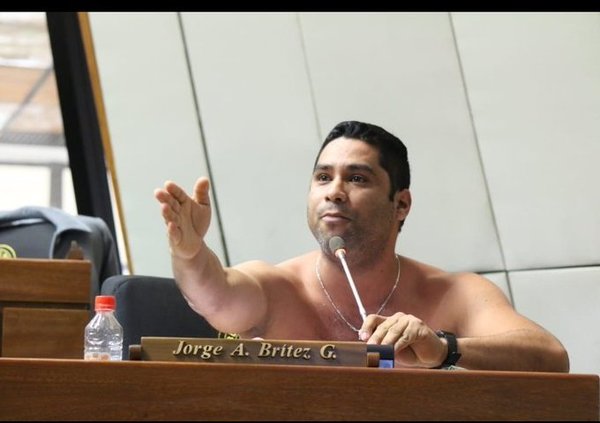 Diputado se saca la camisa en plena sesión y exige trabajo para los ciudadanos de Alto Paraná » Ñanduti