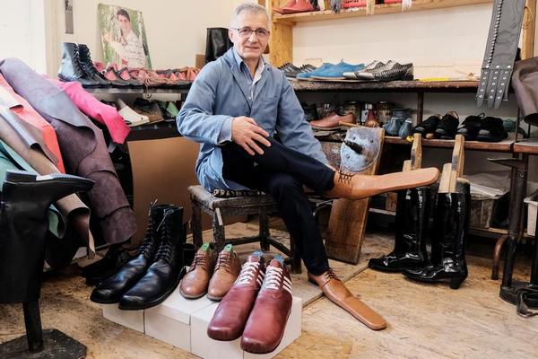 Inventan zapatos para mantener distanciamento social