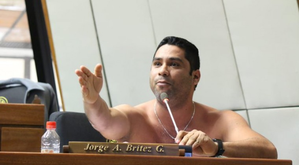 Diputado se desnuda en plena sesión para exigir reapertura del Puente de la Amistad