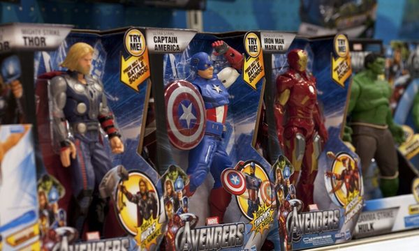 Ministro de Bolivia utiliza muñecos de Avengers para explicar la situación del coronavirus en el país