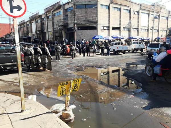 Despejan calles ocupadas por vendedores en zona del Mercado de Luque • Luque Noticias